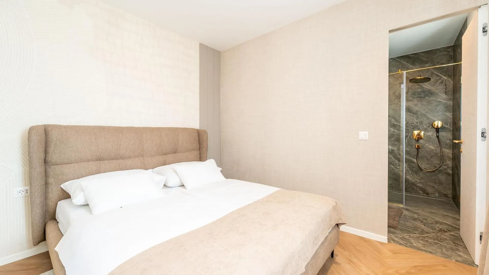 La Vir Deluxe- Gold Apartamento 0*,